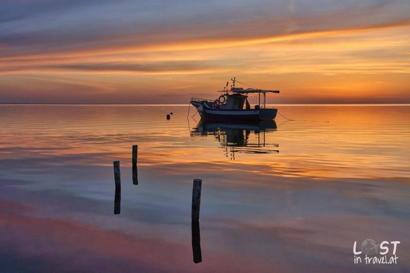 Boot bei Sonnenuntergang nahe Marsala
